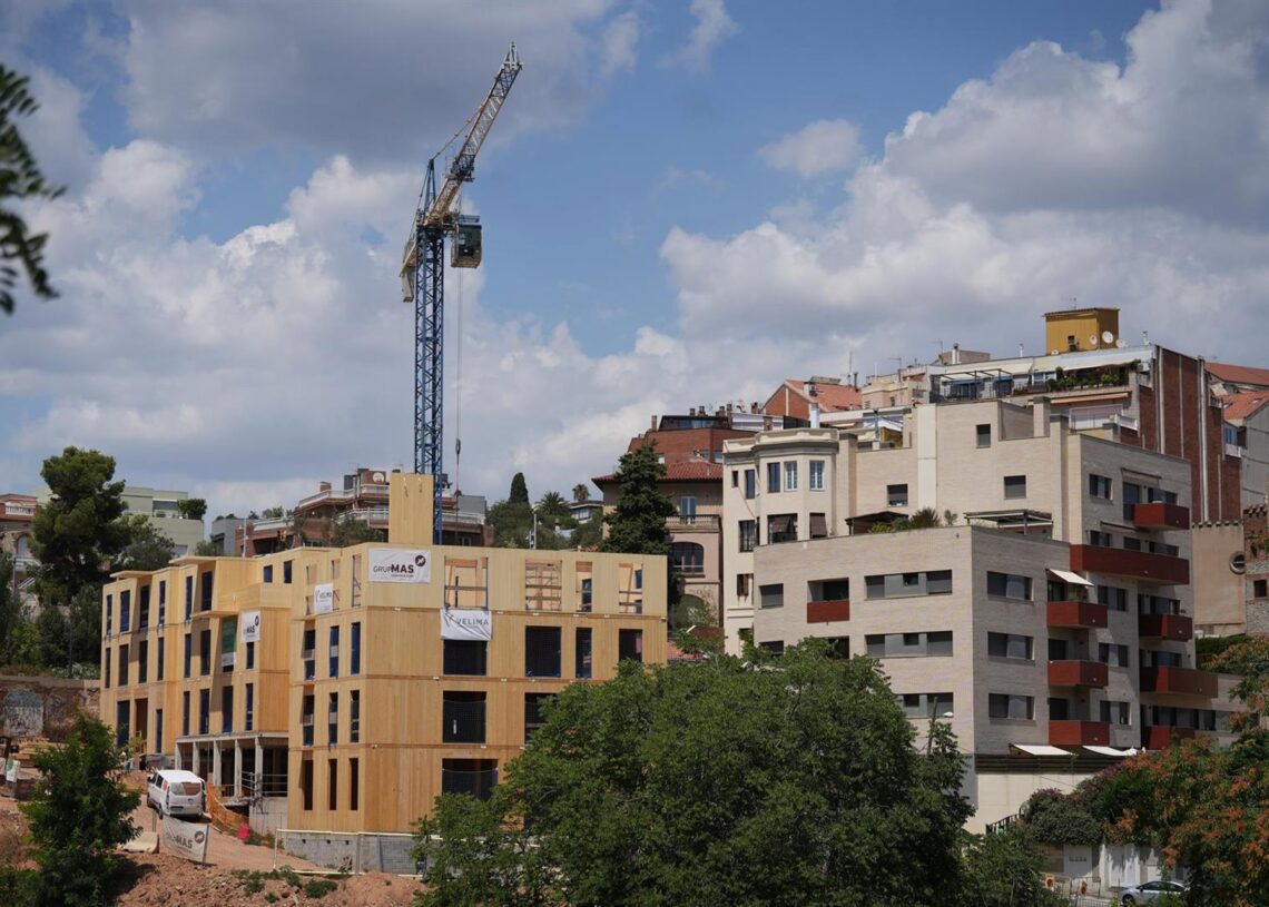 Archivo - Construcción de un edificio sostenible en Vallcarca, a 31 de julio de 2025, en Barcelona, Catalunya (España).David Zorrakino - Europa Press - Archivo