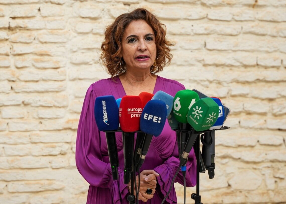 La vicepresidenta primera del Gobierno, María Jesús Montero, atiende a los medios en Lebrija (Sevilla).FRANCISCO J. OLMO/EUROPA PRESS