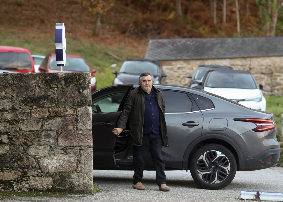 El dueño de Sargadelos, Segismundo García, a su llegada a la fábrica, a 28 de noviembre de 2025, en Cervo, Lugo, Galicia (España). El dueño de Sargadelos, Segismundo García, ha vuelto a ordenar que pare la producción en la histórica planta de cerámica de Carlos Castro - Europa Press