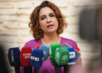 La vicepresidenta primera del Gobierno y ministra de Hacienda, María Jesús Montero, atiende a los medios de comunicación antes de  presidir en Lebrija (Sevilla) la XIII edición de los Reconocimientos Menina Andalucía 2025. A 28 de noviembre de 2025, en LeFrancisco J. Olmo - Europa Press