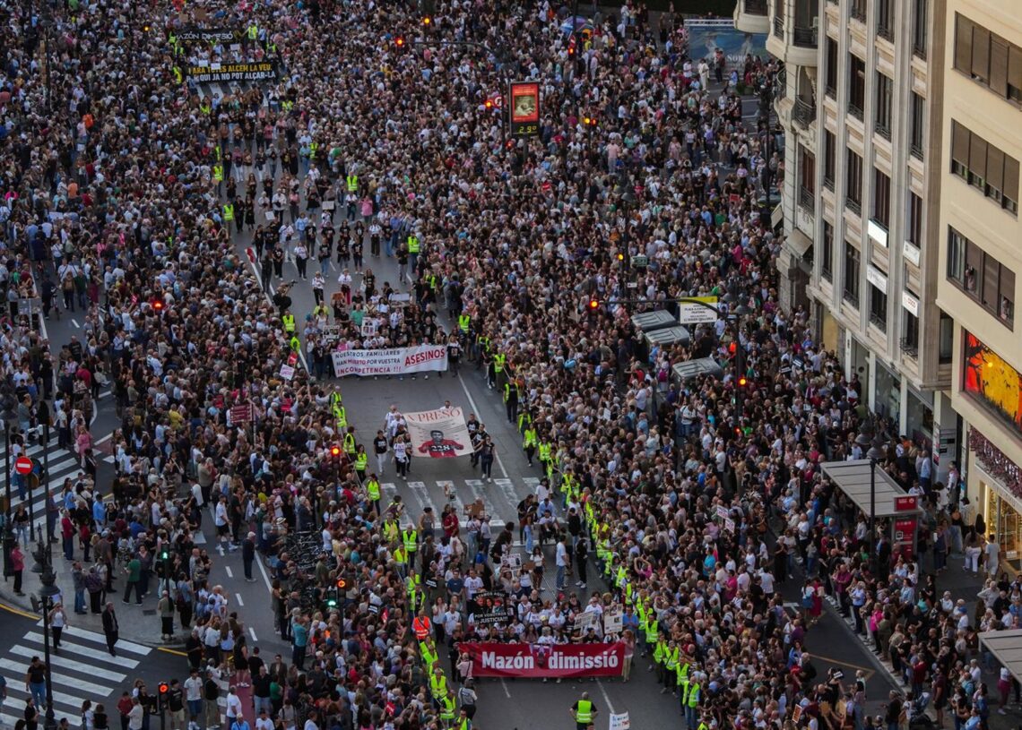 Archivo - Imagen panorámica deuna de la smanifestaciones para rechazar la gestión de la dana y pedir la dimisión de Carlos Mazón. ARCHIVO. Jorge Gil - Europa Press - Archivo