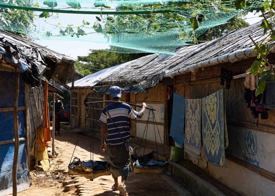 Un hombre camina por uno de los campos de refugiados que conforman el gran asentamiento de rohingyas de Cox's Bazar, en Bangladesh.MIRJA VOGEL