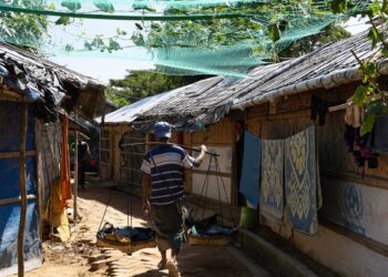 Un hombre camina por uno de los campos de refugiados que conforman el gran asentamiento de rohingyas de Cox's Bazar, en Bangladesh.MIRJA VOGEL