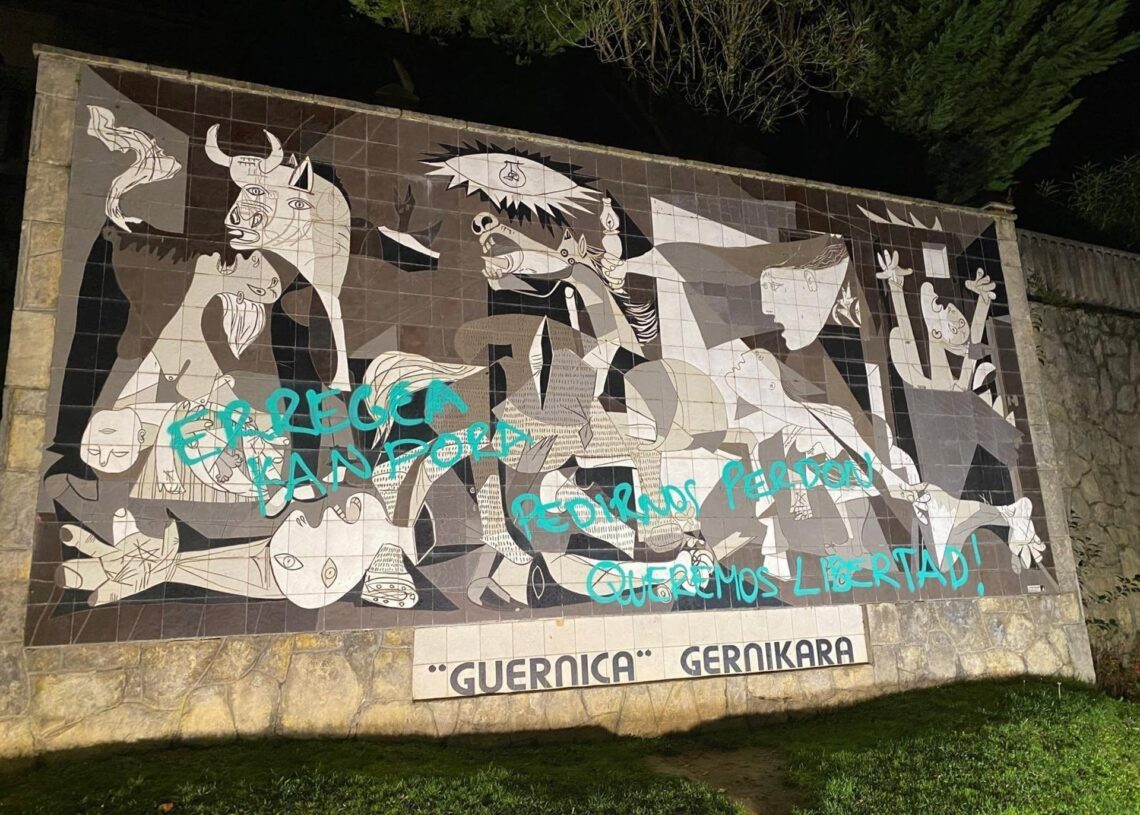 Réplica del 'Guernica' en una calle de la localidad vizcaína vandalizadaPNV