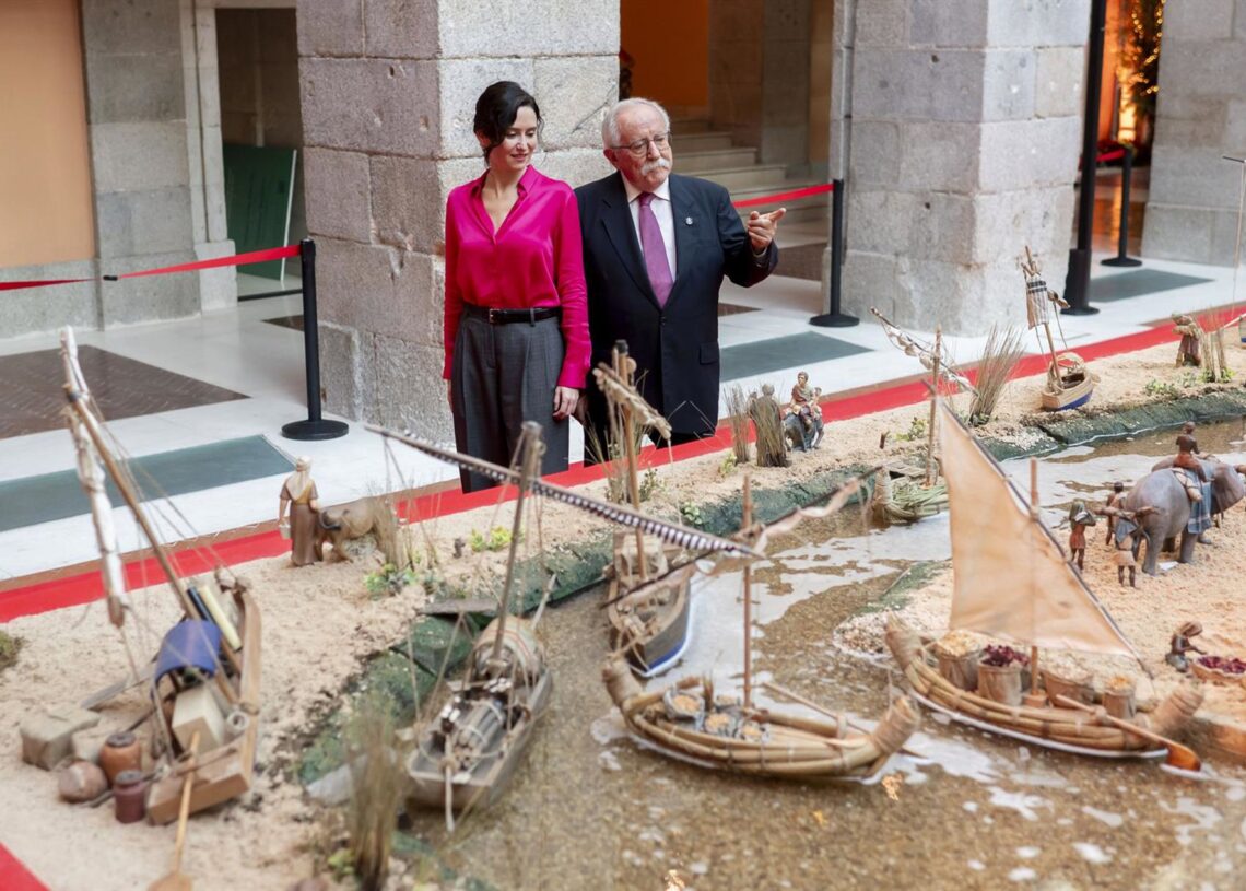 La presidenta de la Comunidad de Madrid, Isabel Díaz Ayuso, y el presidente de la Asociación de Belenistas de Madrid, Eugeni Barandalla, inauguran el tradicional Belén de la Real Casa de Correos, a 28 de noviembre de 2025, en Madrid (España). Este Belén eAlberto Ortega - Europa Press