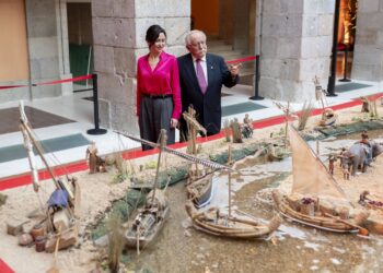 La presidenta de la Comunidad de Madrid, Isabel Díaz Ayuso, y el presidente de la Asociación de Belenistas de Madrid, Eugeni Barandalla, inauguran el tradicional Belén de la Real Casa de Correos, a 28 de noviembre de 2025, en Madrid (España). Este Belén eAlberto Ortega - Europa Press