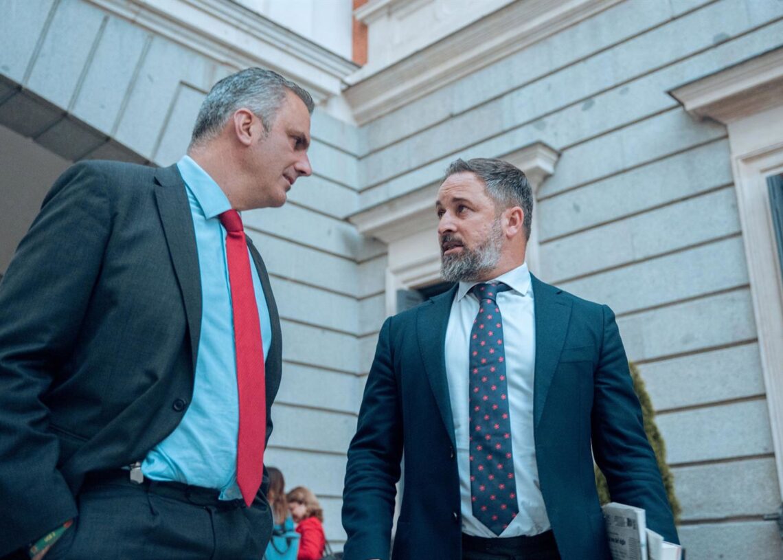 Archivo - El líder de Vox, Santiago Abascal (d), y el portavoz de Vox en el Ayuntamiento de Madrid, Javier Ortega Smith (i), Gabriel Luengas - Europa Press - Archivo