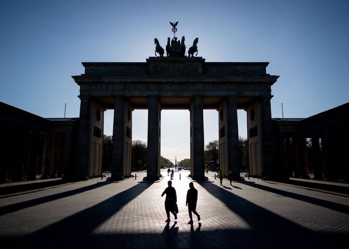 Archivo - La puerta de Brandeburgo vista desde la plaza Pariser, en Berlín (Alemania).Kay Nietfeld/dpa - Archivo