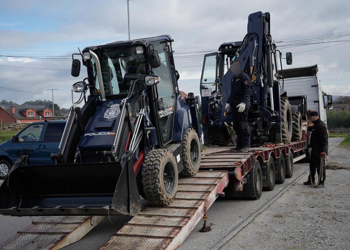 Excavadoras de la Policía Nacional durante un operativo sobre narcotráfico, a 26 de noviembre de 2025, en Vilanova de Arousa, Pontevedra, Galicia (España). Adrián Irago - Europa Press