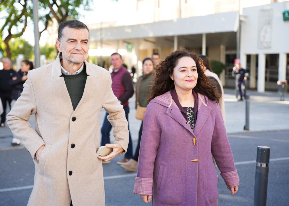 El candidato de Por Andalucía a la Presidencia de la Junta, Antonio Maíllo, asiste junto a la portavoz del Grupo en el Parlamento, Inmaculada Nieto, a la concentración con motivo de la huelga convocada por el colectivo de Técnicos en Cuidados Auxiliares dMaría José López - Europa Press