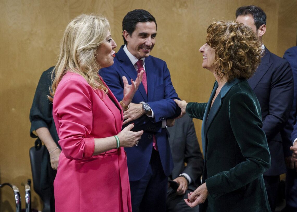 Archivo - La vicepresidenta primera del Gobierno y ministra de Hacienda, María Jesús Montero (d), y la consejera de Economía, Hacienda y Fondos Europeos de la Junta de Andalucía, Carolina España (i), en el CPFF, a 26 de febrero de 2025. (Foto de archivo).A. Pérez Meca - Europa Press - Archivo