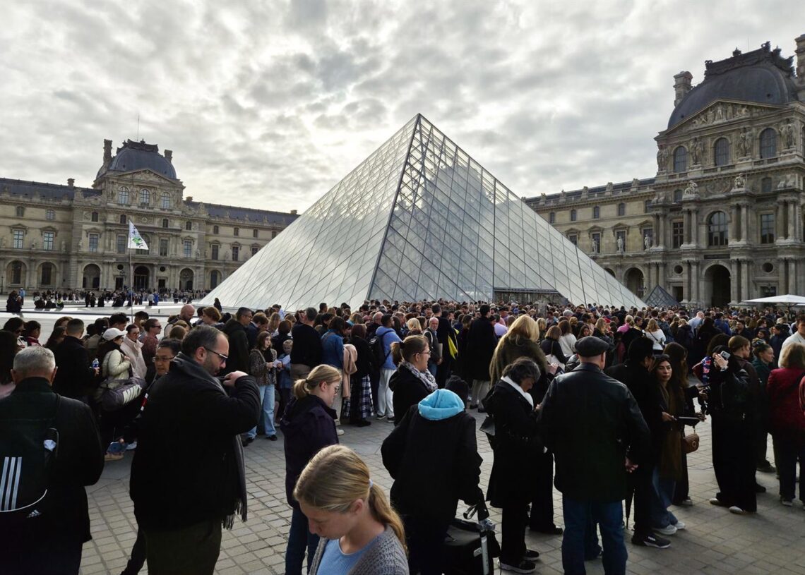 Archivo - 22 October 2025, France, Paris: Visitors queue outside the Louvre Museum, which reopened three days after the spectacular robbery at the world-renowned museum. Photo: Alexander Vasilyev/TASS via ZUMA Press/dpaAlexander Vasilyev/TASS via ZUMA / DPA - Archivo