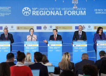 (I-D) El secretario general de la UpM, Nasser Kamel,  la Alta representante de la Unión para Asuntos Exteriores y Política de Seguridad, Kaja Kallas, y el ministro de Asuntos Exteriores, Unión Europea y Cooperación, José Manuel Albares, durante la reuniónDavid Zorrakino - Europa Press