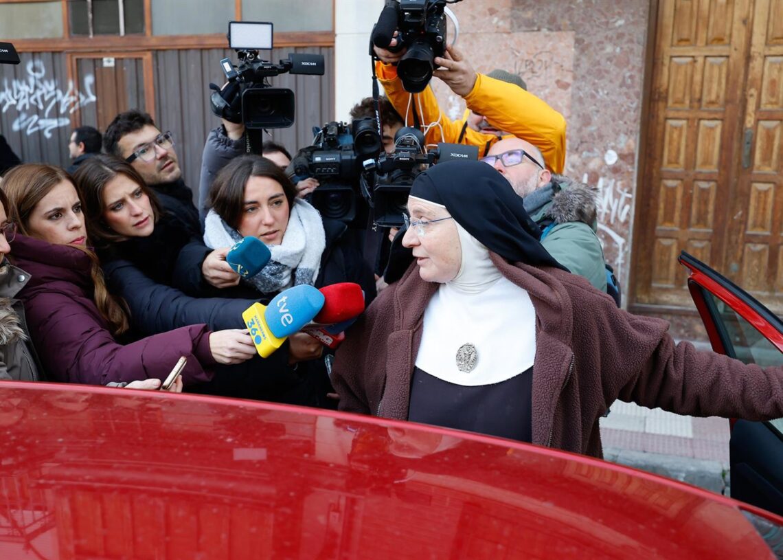Una exmonja de Belorado, ofrece declaraciones a la prensa, a 28 de noviembre de 2025, en Belorado, Burgos, Castilla y León, (España). La detención se da por presunta apropiación indebida de bienes catalogados como patrimonio histórico en dicho monasterio.Tomás Alonso - Europa Press