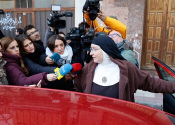 Una exmonja de Belorado, ofrece declaraciones a la prensa, a 28 de noviembre de 2025, en Belorado, Burgos, Castilla y León, (España). La detención se da por presunta apropiación indebida de bienes catalogados como patrimonio histórico en dicho monasterio.Tomás Alonso - Europa Press