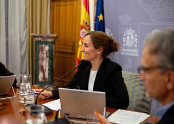 La ministra de Sanidad, Mónica García, durante la reunión del pleno extraordinario del Consejo Interterritorial del Sistema Nacional de Salud (CISNS).TAMARA ROZAS