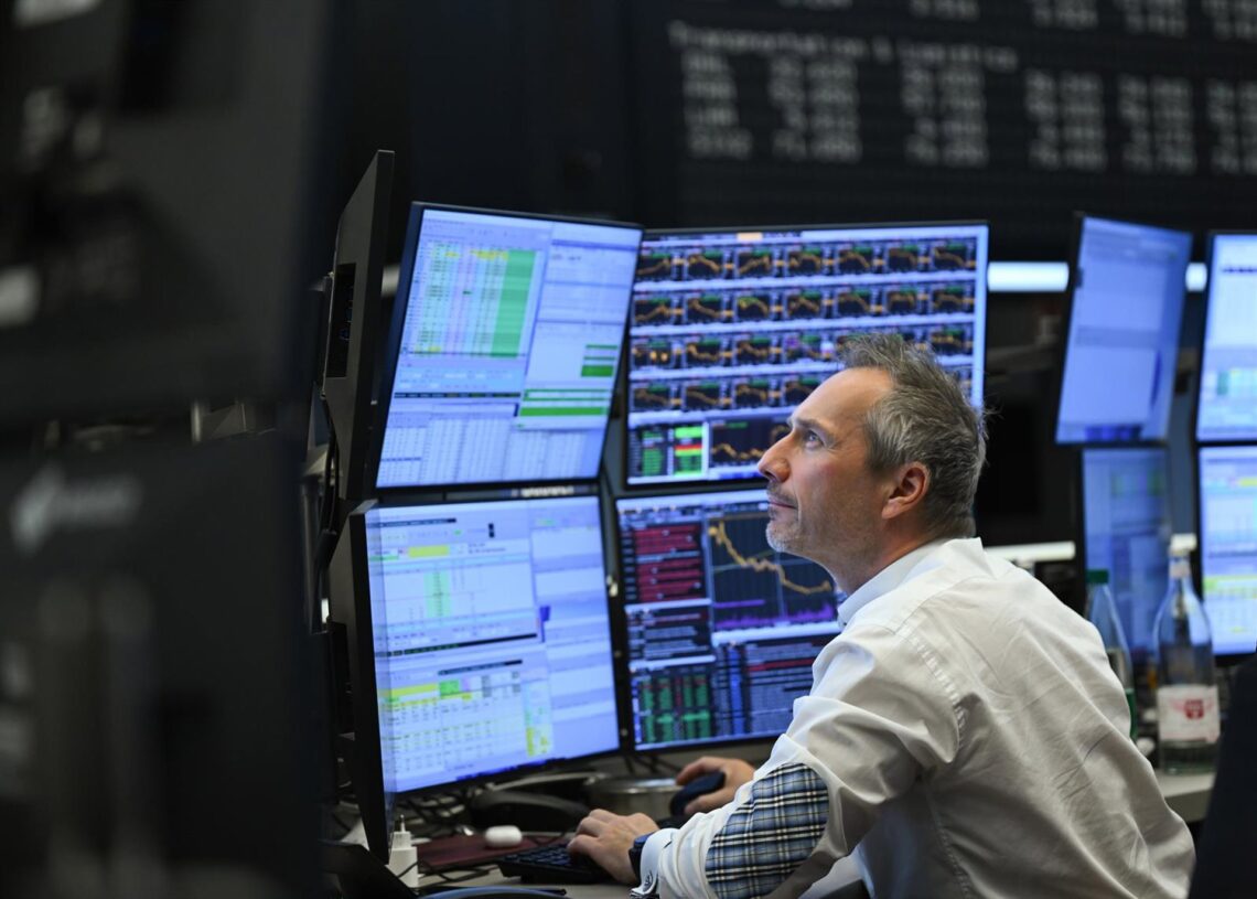 Archivo - 10 April 2025, Hesse, Frankfurt/Main: A trader watches his monitors on the trading floor of the Frankfurt Stock Exchange. In response to the suspension of special US tariffs for numerous countries, the DAX rises by around eight percent at the stArne Dedert/dpa - Archivo