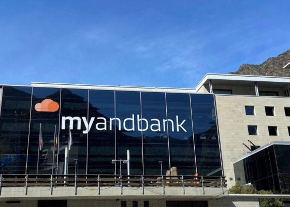 Vista de la sede central de Andbank, con publicidad de MyandabankANDBANK