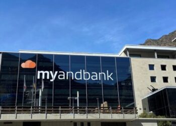 Vista de la sede central de Andbank, con publicidad de MyandabankANDBANK