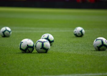 Archivo - Balones de fútbol en un campoUGR - Archivo