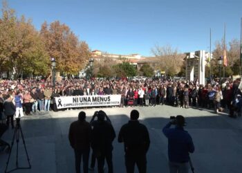 Minuto de silencio en Campillos tras el asesinato de una joven de 25 años supuestamente por su expareja, que se entregó en un cuartel de la Guardia Civil en Martos (Jaén). En Campillos (Málaga), a 27 de noviembre de 2025.EUROPA PRESS