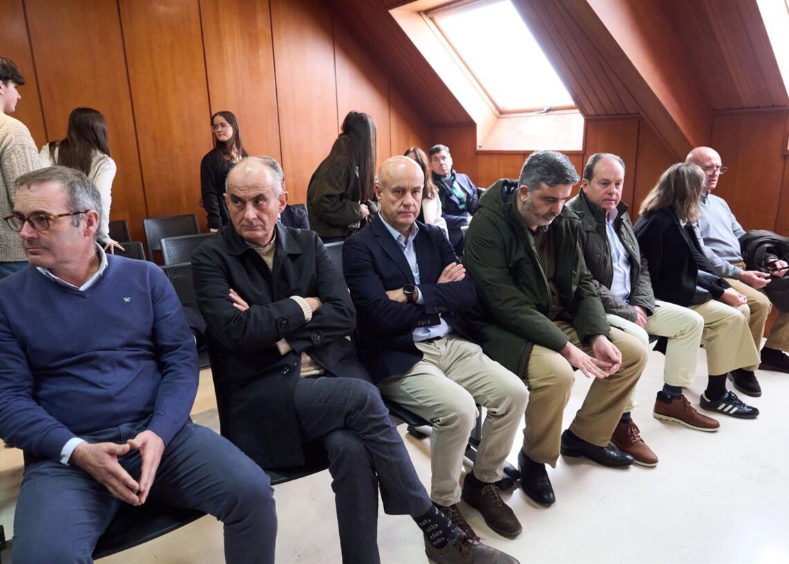 Los condenados por el caso de Obras Públicas durante la vista en la que se ratificado la conformaidad alcanzada entre las partes, en la Audiencia de Cantabria Juanma Serrano - Europa Press