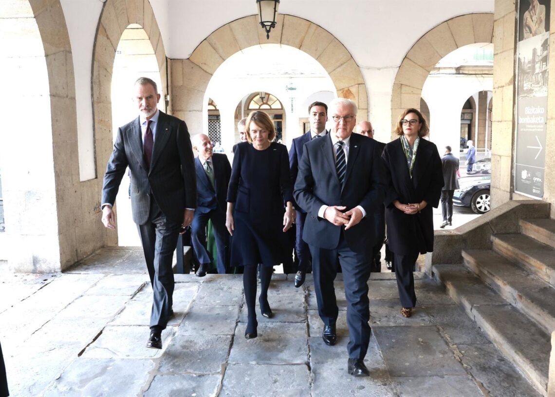 El Rey Felipe VI (i), el lehendakari, Imanol Pradales (3d), el presidente alemán, Frank Walter Steinmeier (2d), y la primera dama de Alemania, Elke Büdenbender (42i),  un acto de desagravio a las víctimas del bombardeo de Gernika (Bizkaia)Casa de S.M. el Rey
