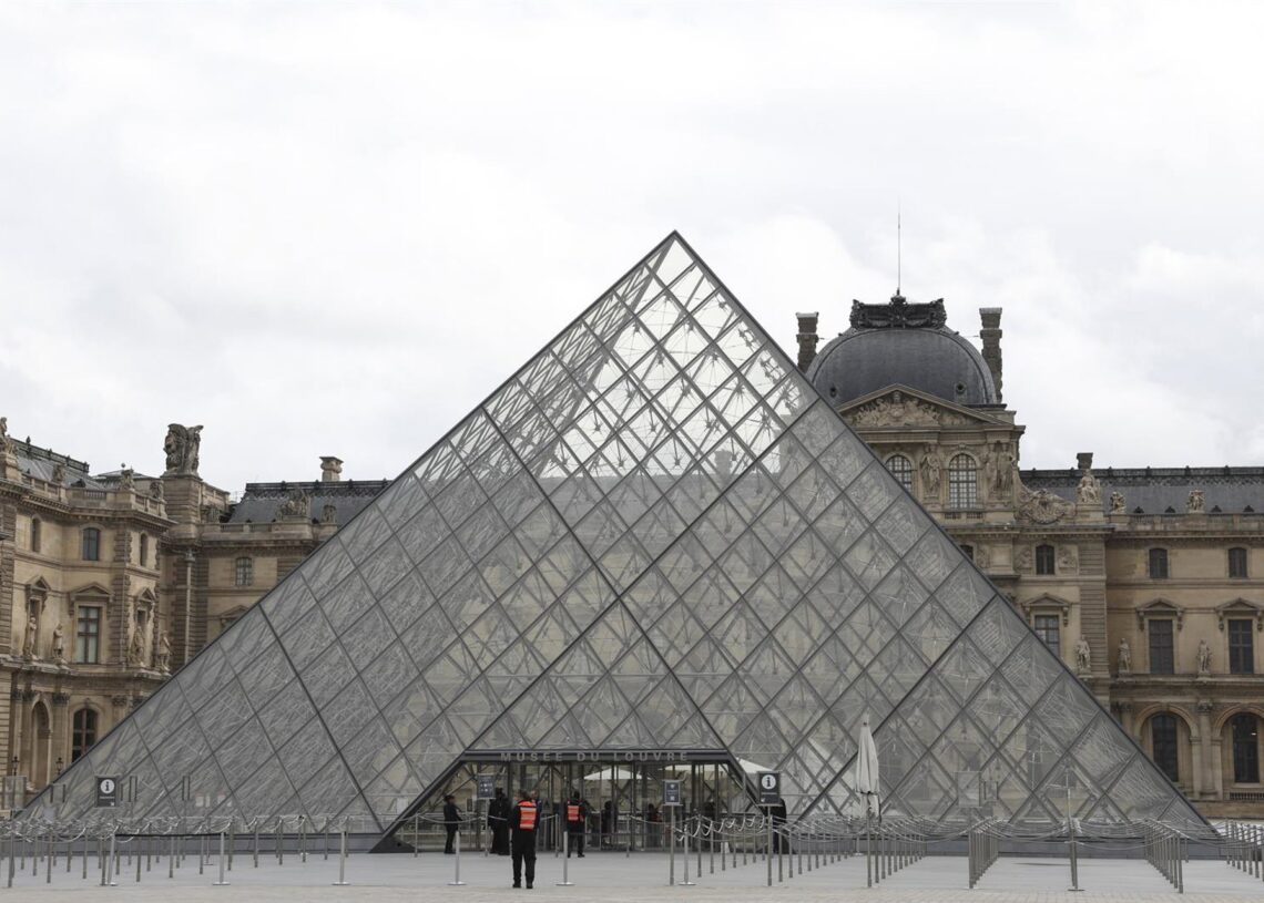 Archivo - Entrada del museo del Louvre, en París (archivo)Michtof / Zuma Press / ContactoPhoto - Archivo