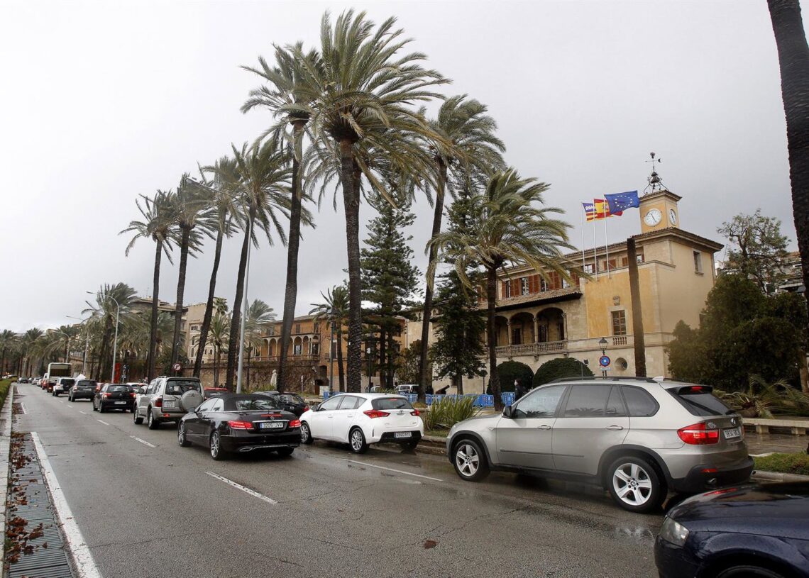 Archivo - Manifestantes en coche frente al Consolat de Mar.Isaac Buj - Europa Press - Archivo
