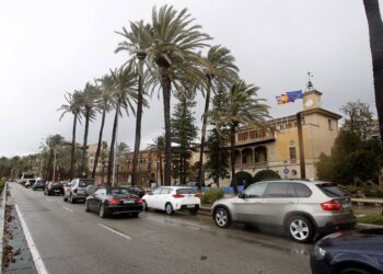Archivo - Manifestantes en coche frente al Consolat de Mar.Isaac Buj - Europa Press - Archivo