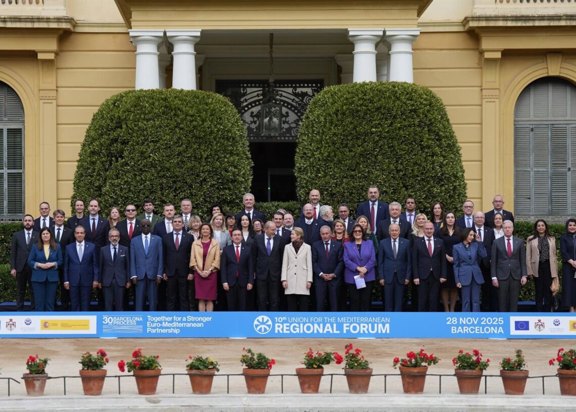 El ministro de Asuntos Exteriores, Unión Europea y Cooperación, José Manuel Albares, la Alta representante para Asuntos Exteriores, Kaja Kallas, y la comisaria para el Mediterráneo, Dubravka uica, durante el Foro de la Unión por el Mediterráneo (UpM)David Zorrakino - Europa Press