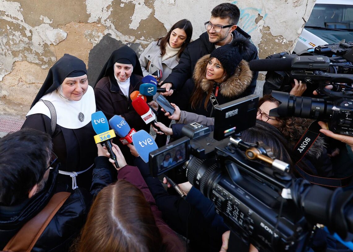 Dos exmonjas de Belorado, ofrecen declaraciones a la prensa tras llegar a los juzgados de Briviesca, a 28 de noviembre de 2025, en Belorado, Burgos, Castilla y León, (España). La detención se da por presunta apropiación indebida de bienes catalogados comoTomás Alonso - Europa Press