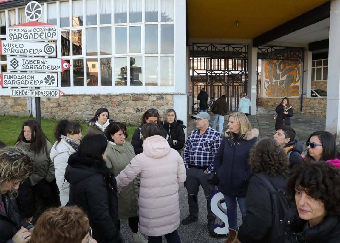 Trabajadores de  Sargadelos tras conocerse que la empresa ha presentado un ERTE de 15 días que afecta a 86 trabajadores.Carlos Castro - Europa Press