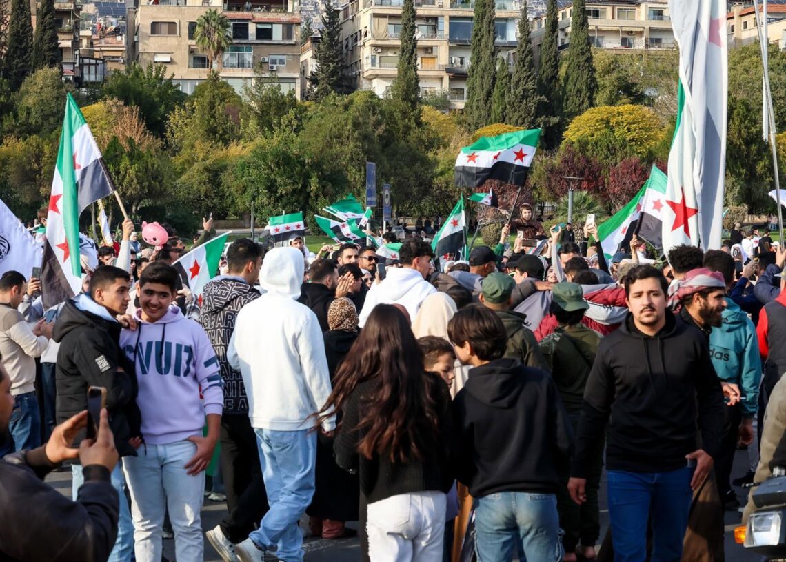 Cientos de sirios se agolpan en una de las plazas de Damasco en apoyo a las autoridades de transiciónEuropa Press/Contacto/Mohammad Bashir Aldaher