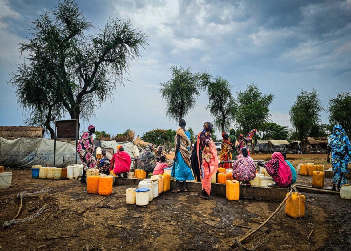 Archivo - Desplazados esperan a recibir agua en Tawila, en Darfur Norte (Sudán)Europa Press/Contacto/World Food Programme