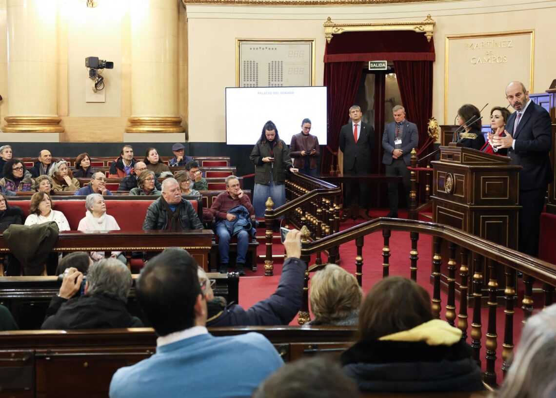 El presidente del Senado, Pedro Rollán, abre la Puerta del Rey a los ciudadanos en la primera jornada de Puertas Abiertas del Senado, a 28 de noviembre de 2025, en Madrid (España). Marta Fernández - Europa Press