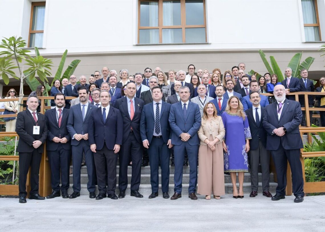 Foto de familia durante la segunda jornada del VII Foro Iberoamericano de la Mipyme, en Tenerife, con el ministro de Industria y Comercio de Paraguay, Javier Giménez de Zúñiga, en el centro.Europa Press Canarias - Europa Press