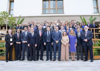 Foto de familia durante la segunda jornada del VII Foro Iberoamericano de la Mipyme, en Tenerife, con el ministro de Industria y Comercio de Paraguay, Javier Giménez de Zúñiga, en el centro.Europa Press Canarias - Europa Press