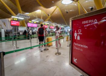 Archivo - Varios pasajeros esperan para obtener sus tarjetas de embarque y facturar su equipaje en el día en que ha dado comienzo una huelga de los tripulantes de cabina de Iberia Express, en la T4 del Aeropuerto Adolfo Suárez Madrid-Barajas, a 28 de agosRicardo Rubio - Europa Press - Archivo