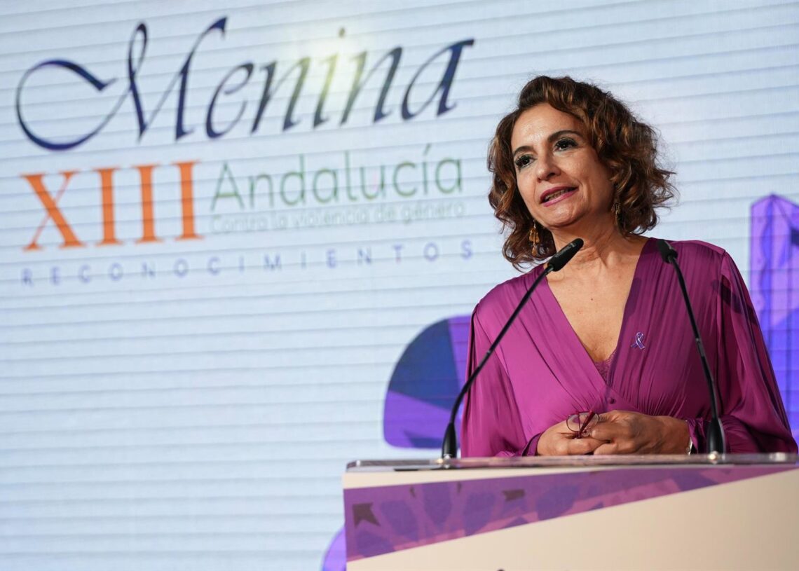 La vicepresidenta primera del Gobierno y ministra de Hacienda, María Jesús Montero, interviene en el acto de entrega de los premios Reconocimientos Menina Andalucía 2025. A 28 de noviembre de 2025, en Lebrija, Sevilla (Andalucía, España). Los ‘ReconocimieFrancisco J. Olmo - Europa Press