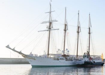 Archivo - El buque escuela 'Juan Sebastián de Elcano' a su llegada al puerto de Santa Cruz de Tenerife con motivo de una escala en la isla como paso previo a partir hacia América, a 17 de enero de 2025, en Santa Cruz de Tenerife, Tenerife, Canarias (EspañEuropa Press Canarias - Europa Press - Archivo