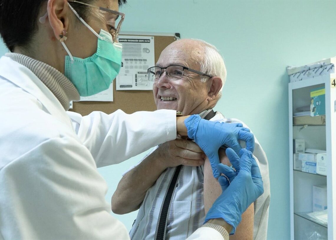 Un usuario acude a vacunarse en epidemia de gripe.EUROPA PRESS