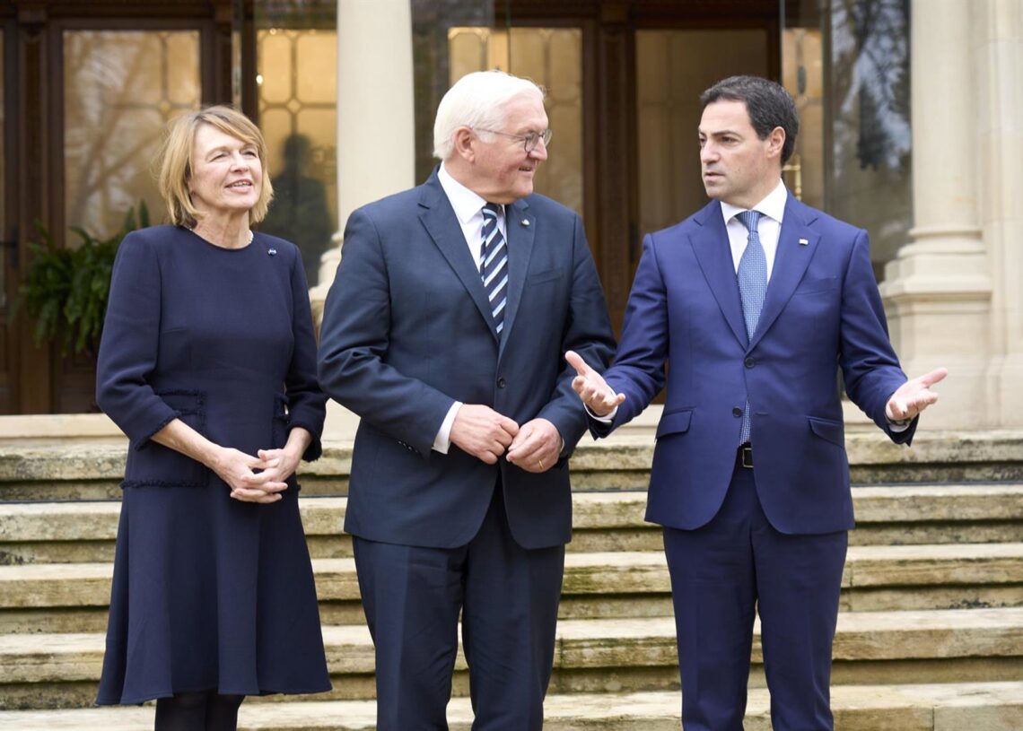 El lehendakari, Imanol Pradales (d), recibe al presidente de la República Federal de Alemania, Frank-Walter Steinmeier (c), y a la primera dama de Alemania, Elke Büdenbender (i), en el palacio de Ajuria Enea, a 28 de noviembre de 2025, en Vitoria-GasteizCarlos González - Europa Press