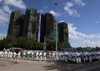 La Unidad de Identificación de Víctimas de la Policía de Hong Kong, desplegada ante los restos calcinados del complejo residencial Wang Fuk Europa Press/Contacto/Sirius