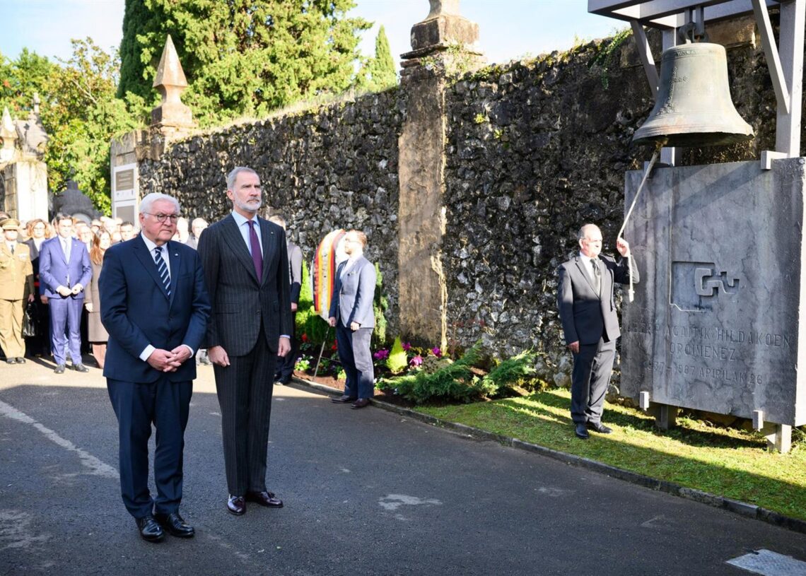 28 November 2025, Spain, Gernika: German President Frank-Walter Steinmeier (L) lays a wreath in the presence of King Felipe VI of Spain (2nd from left) at the cemetery of Gernika (Guernica). Photo: Bernd von Jutrczenka/dpaBernd von Jutrczenka/dpa