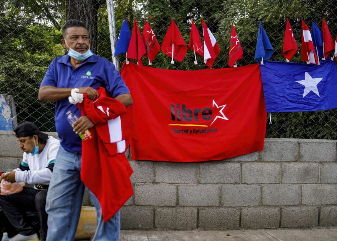 Archivo - Un vendedor de banderas, en Tegucigalpa, Honduras.Europa Press/Contacto/Camilo Freedman - Archivo