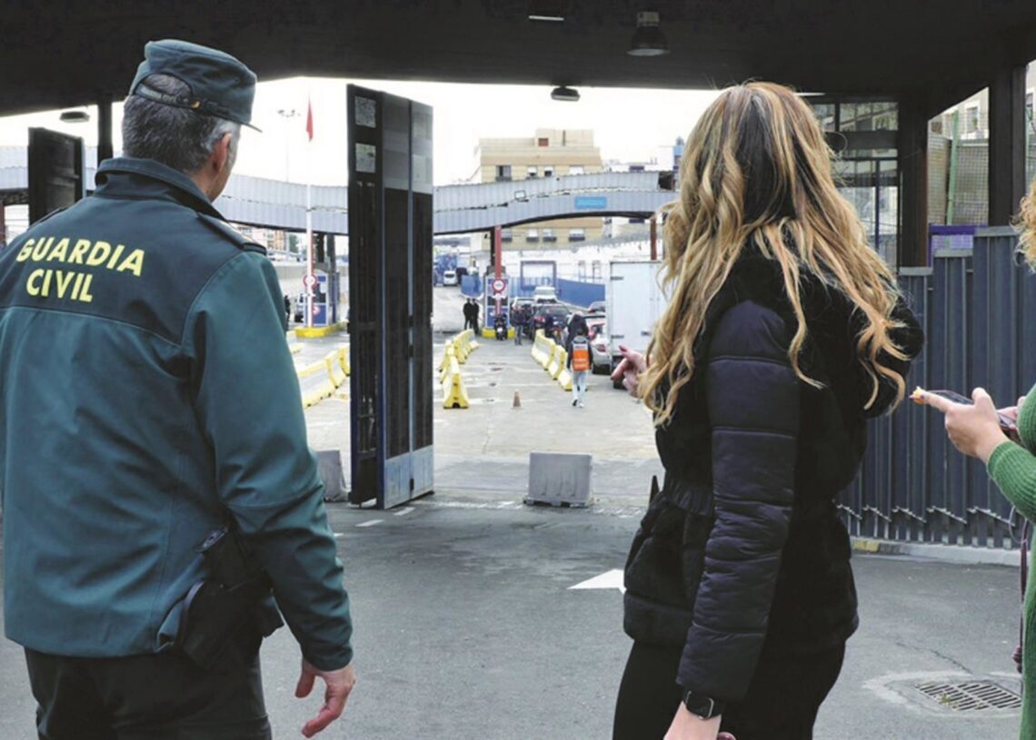 La delegada del Gobierno en Melilla, Sabrina Moh, en una de las expediciones de reapertura de la aduana.DELEGACIÓN DEL GOBIERNO EN MELILLA