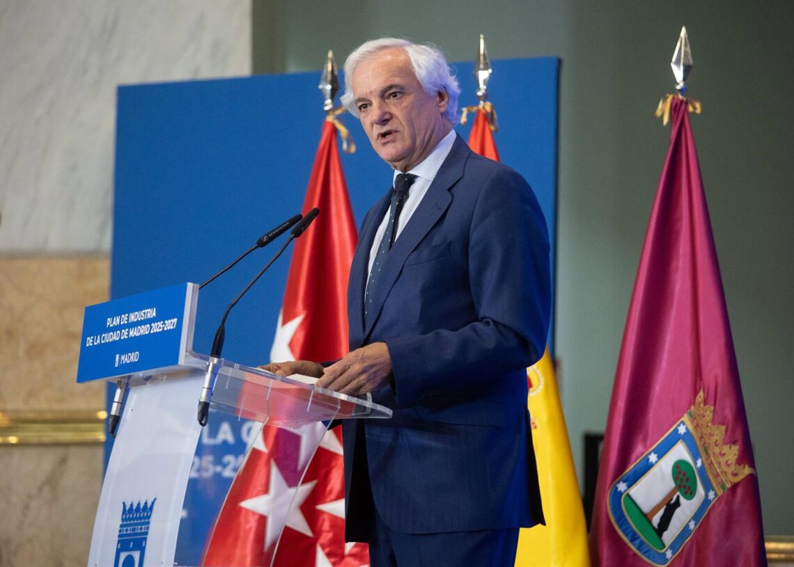 Archivo - El presidente de CEIM y vicepresidente de la CEOE, Miguel Garrido de la Cierva, durante la firma del acuerdo entre el Ayuntamiento de Madrid, CEIM y los sindicatos CCOO y UGT sobre el 'Plan de Industria de la Ciudad de Madrid 2025-2027'Alejandro Martínez Vélez - Europa Press - Archivo