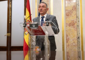 Archivo - El diputado de Sumar Enrique Santiago, ofrece declaraciones durante un pleno del Congreso de los Diputados, a 28 de octubre de 2025, en Madrid (España).Alejandro Martínez Vélez - Europa Press - Archivo