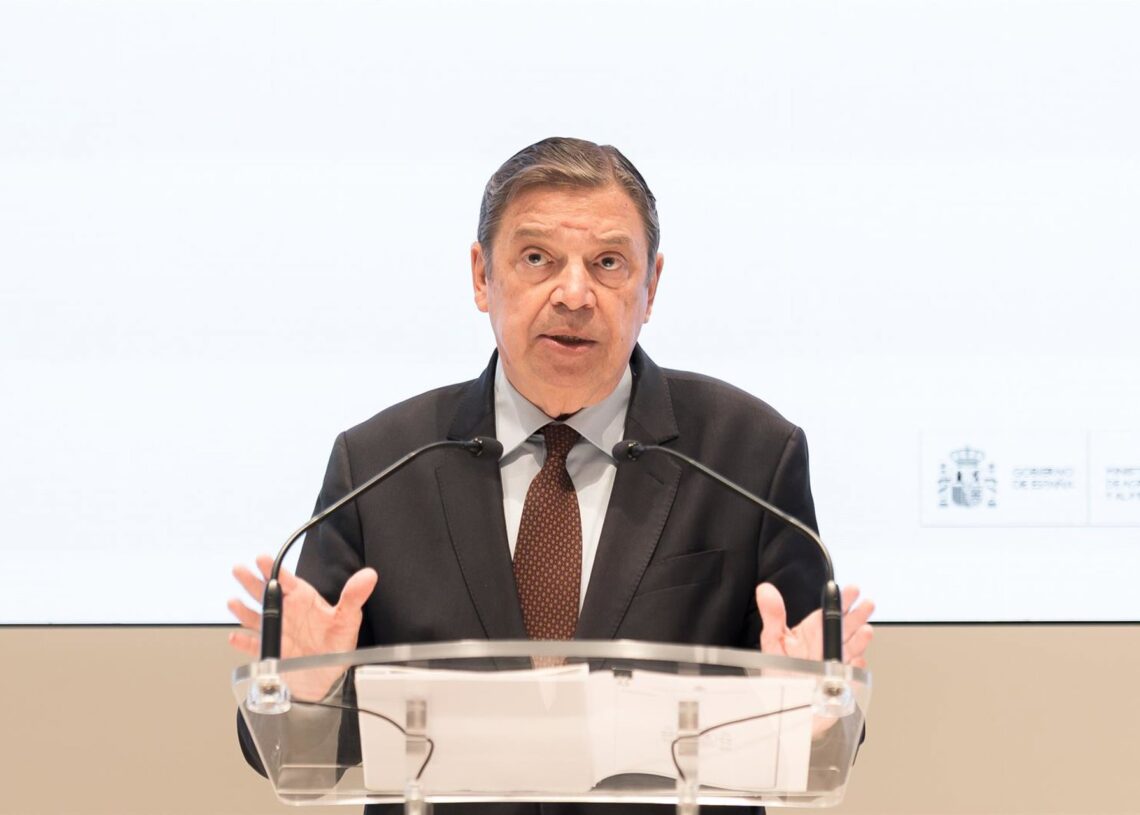 El ministro de Agricultura, Pesca y Alimentación, Luis Planas, ofrece una rueda de prensa tras la detección de seis casos de peste porcina africana en animales silvestres, en la sede del ministerio, a 29 de noviembre de 2025, en Madrid (España). Diego Radamés - Europa Press